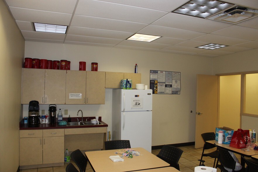 More Photos Of 39490 Lyndon B Johnson Fwy, Dallas Auto Dealership For Lease