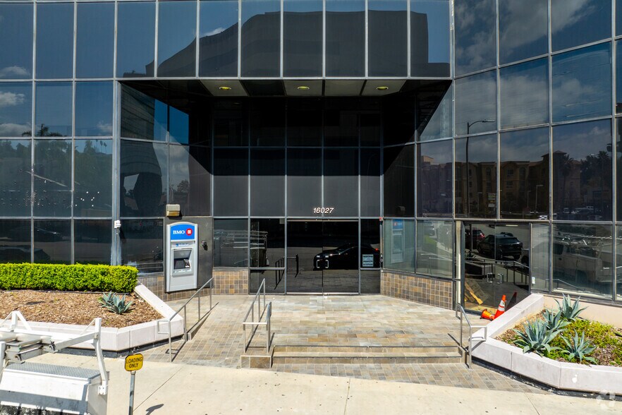 More Photos Of 16027 Ventura Blvd, Encino Office For Lease