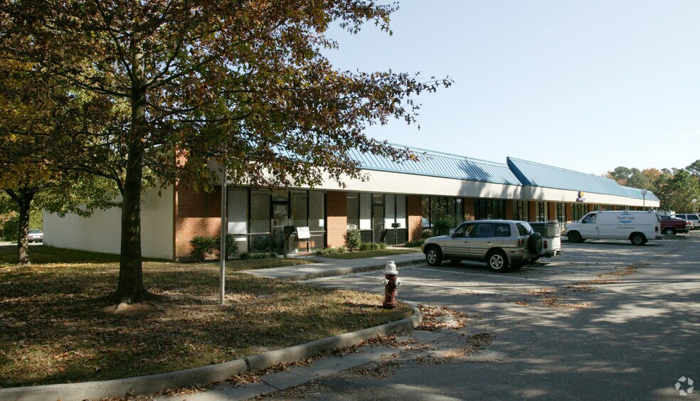 More Photos Of 200-400 Commerce Cir, Yorktown Showroom For Lease