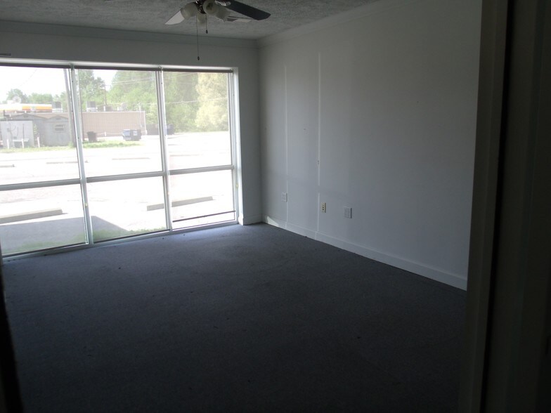 More Photos Of 1000 Elm St, Fulton Freestanding For Sale