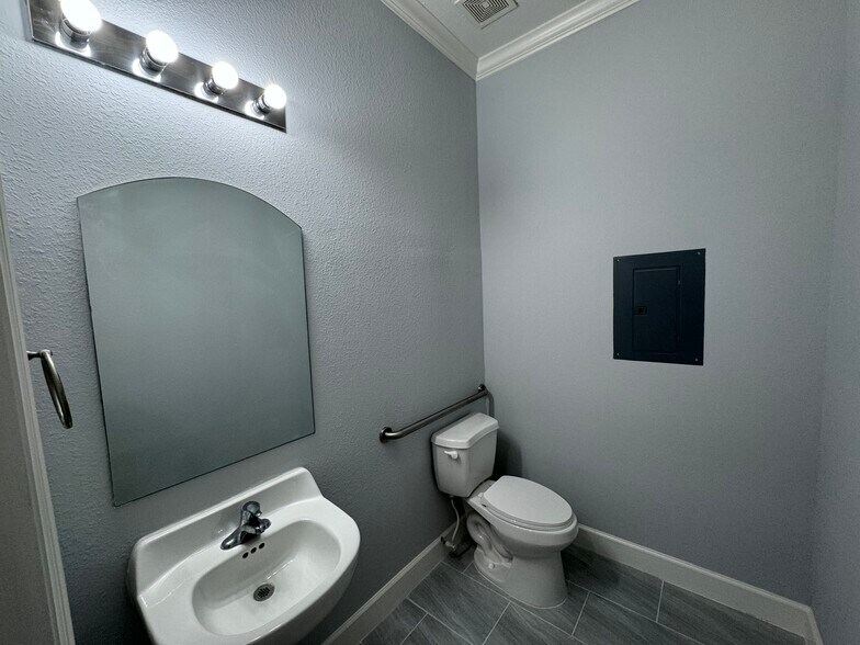 More Photos Of 1802 Snake River Rd, Katy Office For Sale