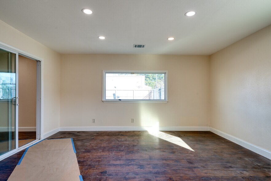 More Photos Of 9206 Thomasville Dr, Houston Warehouse For Sale