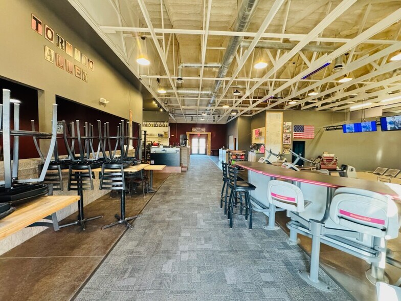 More Photos Of 1212 Chestnut St, Arapahoe General Retail For Sale