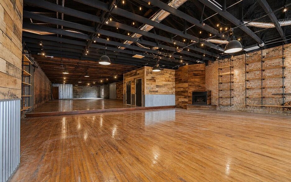 More Photos Of 122 N Main St, Washington General Retail For Lease