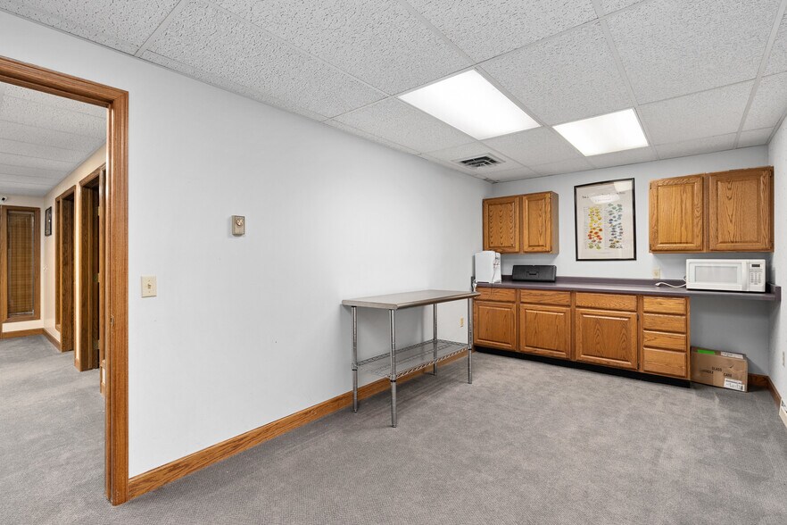 More Photos Of 822-826 S Hastings Way, Eau Claire Medical For Sale