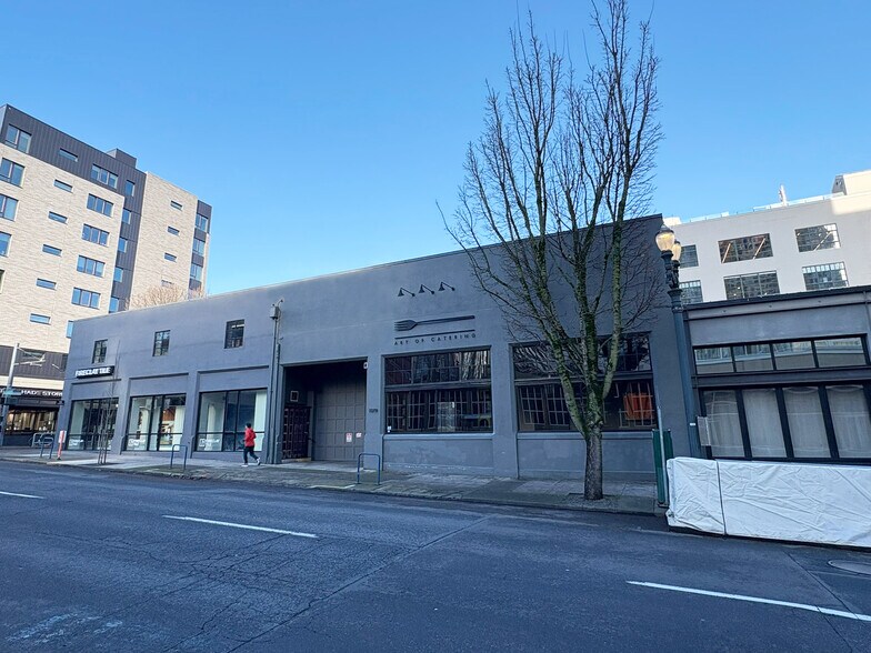 More Photos Of 1019 NW Everett St, Portland Storefront For Lease