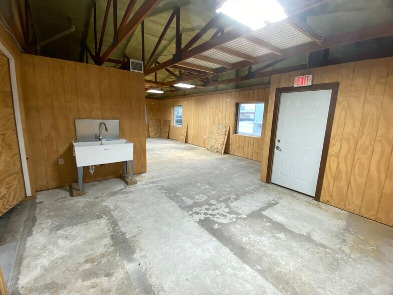 More Photos Of 405 Madison St, Rochester Light Distribution For Sale