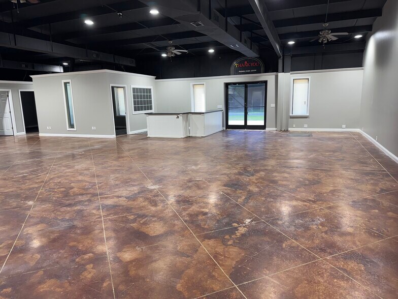 More Photos Of 665 Arkadelphia Rd, Jasper Light Distribution For Lease