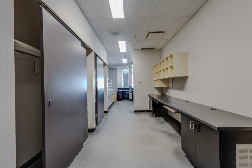 More Photos Of 3240 Av 1Re, Rawdon Storefront For Lease