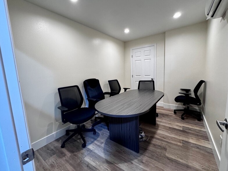 More Photos Of 1550-1582 Global Ct, Sarasota Light Manufacturing For Sale
