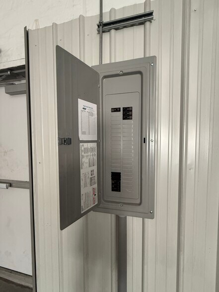 More Photos Of 9198 Ulmerton Rd, Largo Industrial For Lease