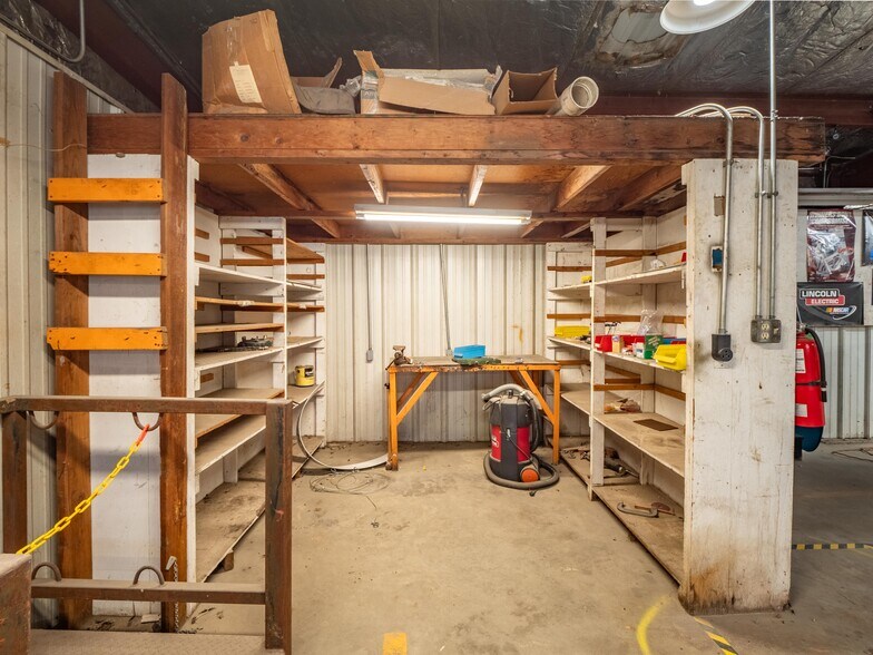 More Photos Of 1 W Choctaw Ave, Mcalester Flex For Sale