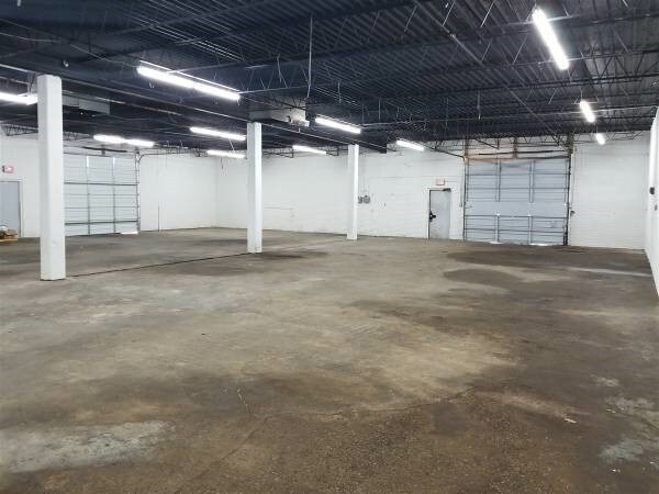 More Photos Of 609 E Walnut Cir, Garland Industrial For Lease