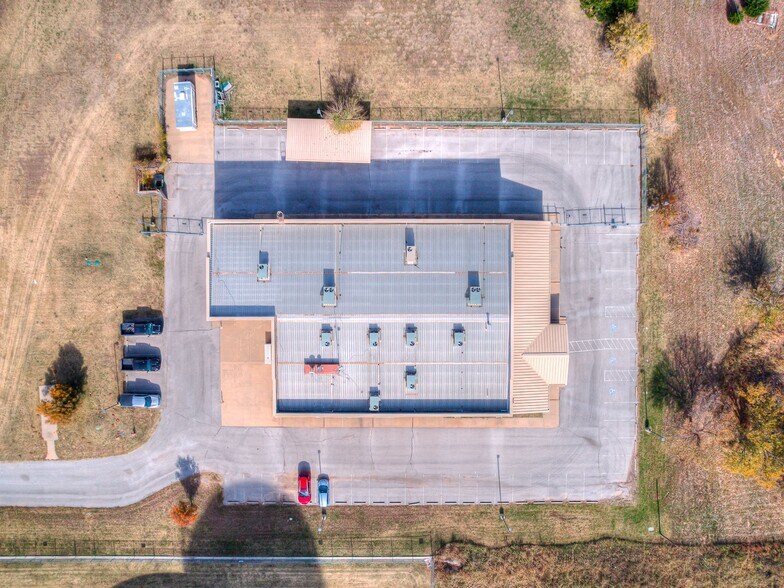 More Photos Of 9802 N Morgan Rd, Yukon Office For Sale