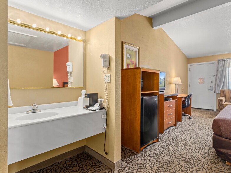 More Photos Of 1208 N Colorado Ave, Brush Hotel For Sale