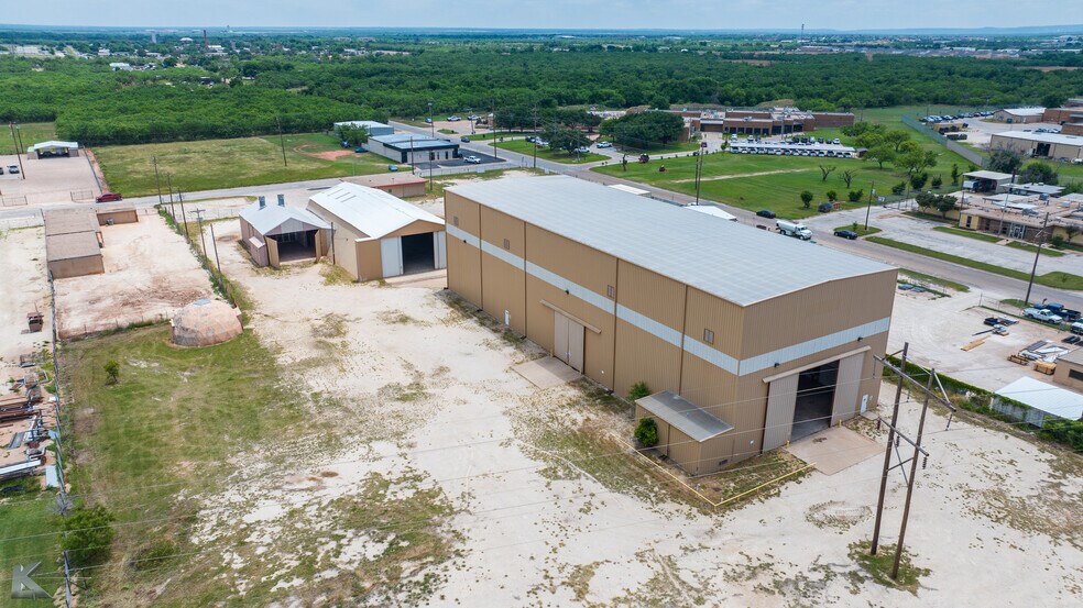 More Photos Of 2024 Oak St st, Abilene Manufacturing For Sale