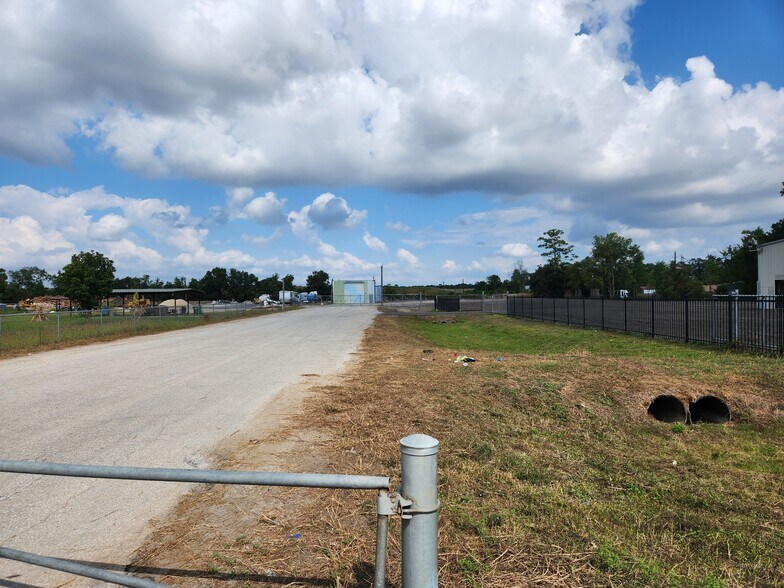 More Photos Of 8627 E Mt Houston Rd, Houston Warehouse For Lease