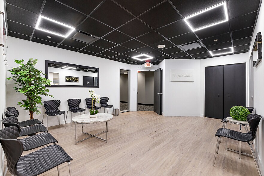 More Photos Of 801-803 W Big Beaver Rd, Troy Office For Lease