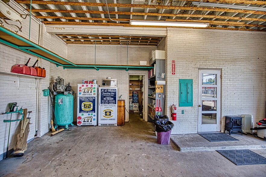 More Photos Of 931 Walnut St, Columbus Flex For Sale