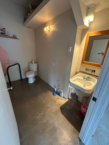 More Photos Of 245 Van Buren St, Eugene Freestanding For Lease
