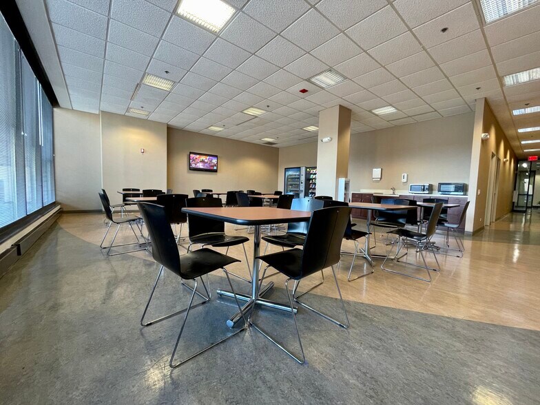 More Photos Of 701 Lee St, Des Plaines Office For Lease