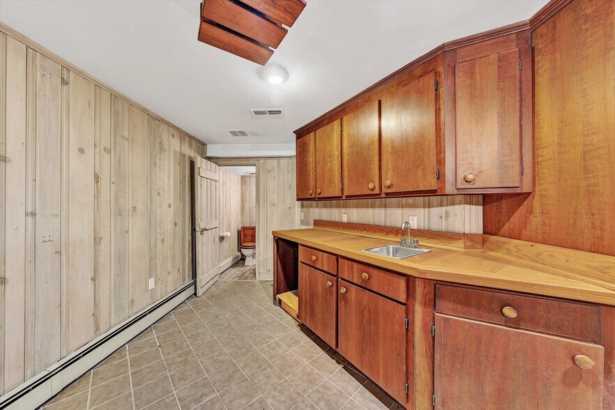 More Photos Of 934 Commander Dr, Roanoke Specialty For Sale