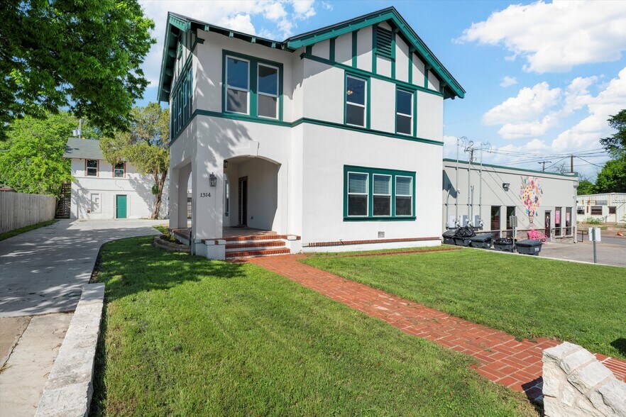 More Photos Of 1314 N 15th St, Waco General Retail For Sale