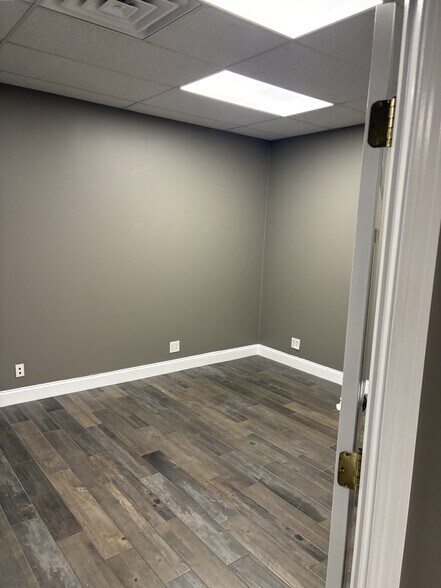More Photos Of 1818 Scherer Pky, Saint Charles Warehouse For Sale