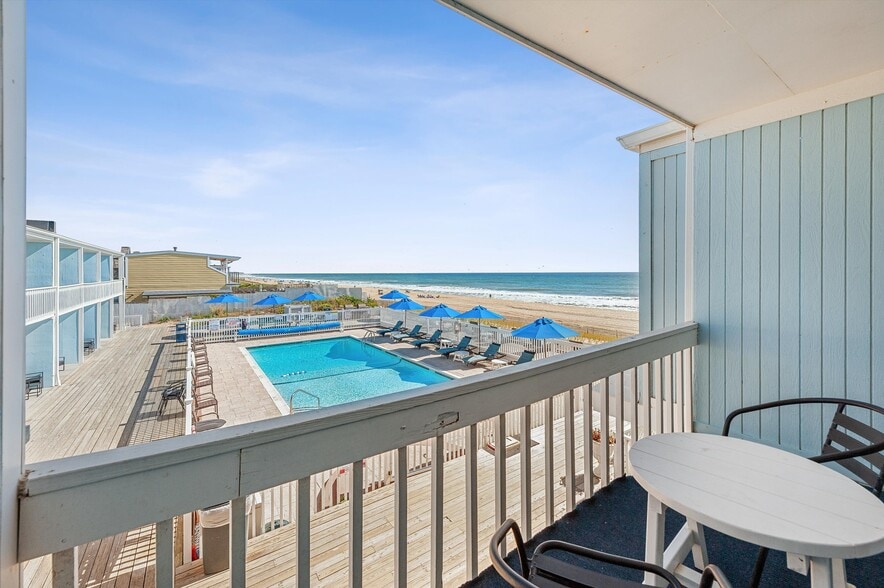 More Photos Of 84 S Emerson Ave, Montauk Hotel For Sale