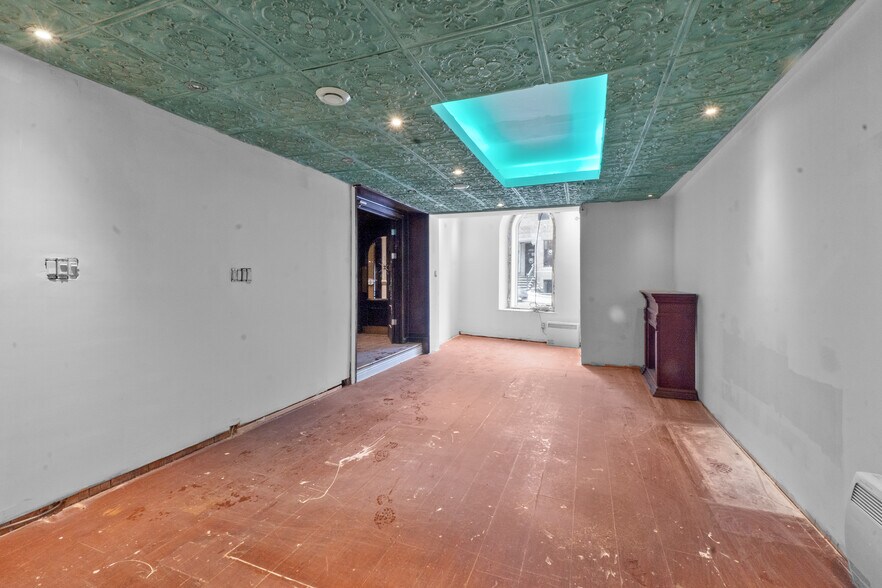 More Photos Of 2070 St Saint-Denis, Montréal General Retail For Lease