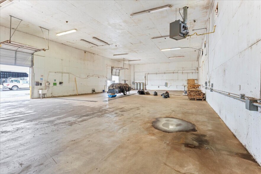 More Photos Of 3151 Waconda Rd NE, Gervais Warehouse For Lease