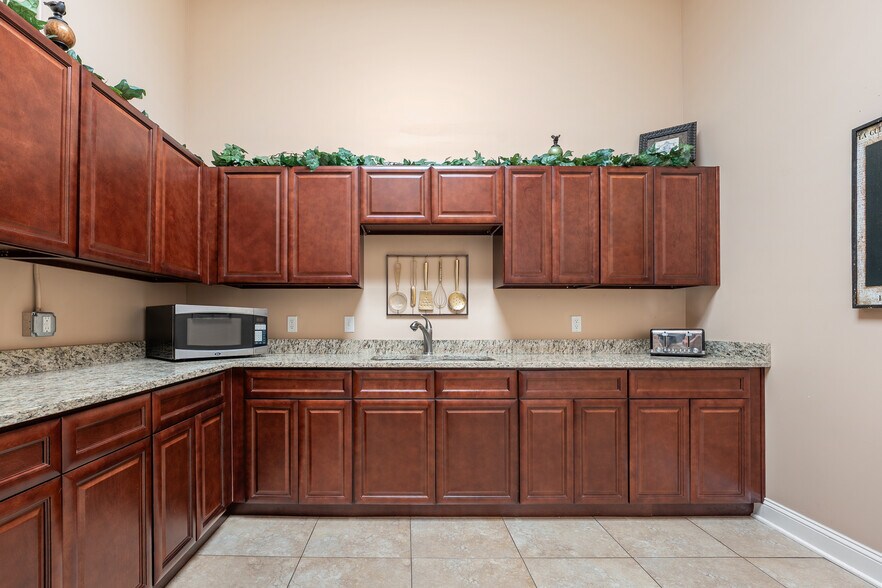 More Photos Of 310 Commerce Lake Dr, Saint Augustine Light Distribution For Lease