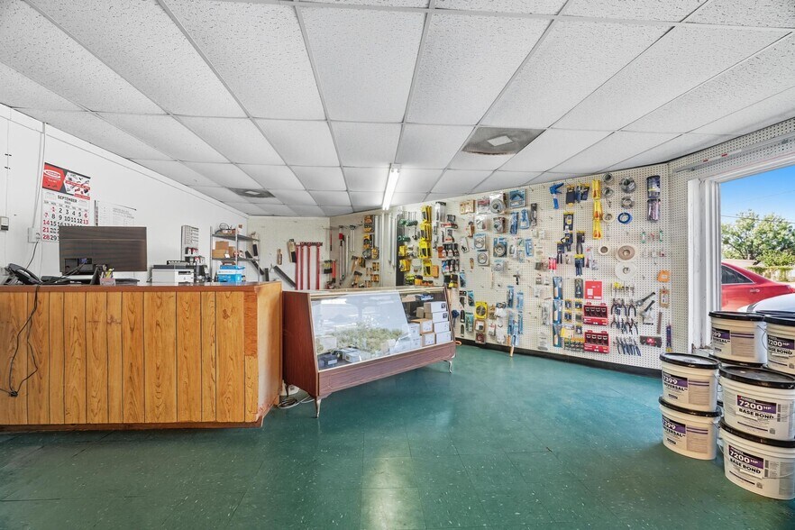More Photos Of 257 Butternut St, Abilene Showroom For Lease