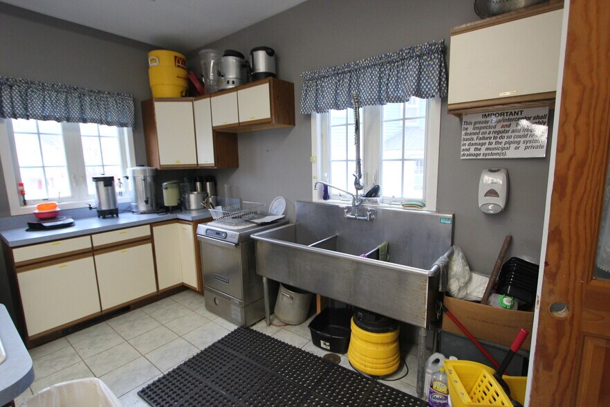 More Photos Of 8 Court St, Uxbridge Loft Creative Space For Lease