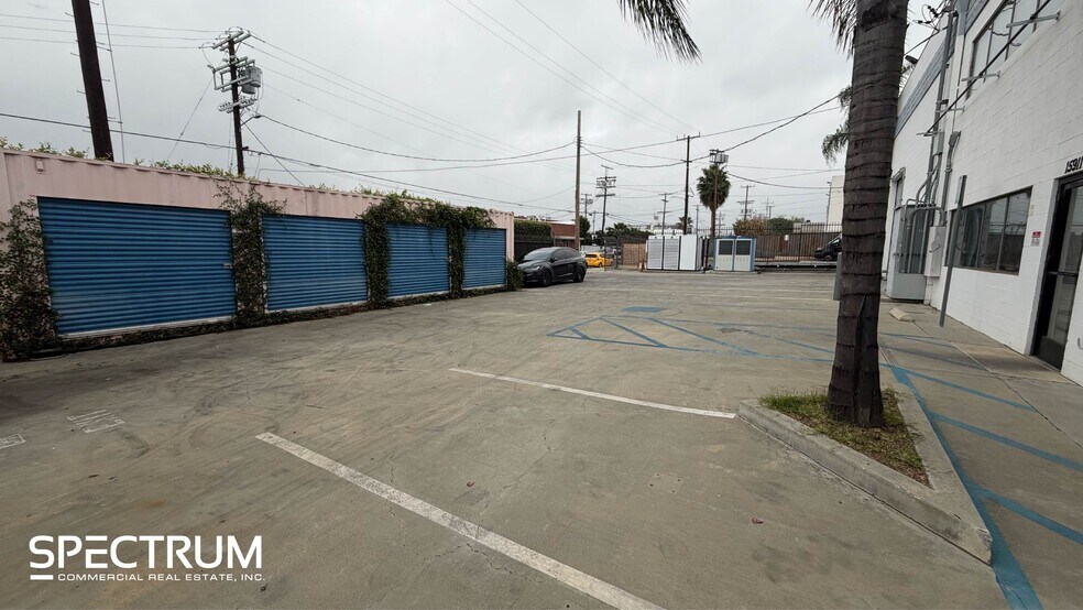 More Photos Of 15911 Arminta St, Van Nuys Manufacturing For Lease