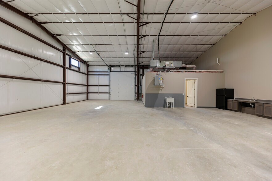 More Photos Of 6451 Silver Saddle Rd, Fort Worth Warehouse For Lease