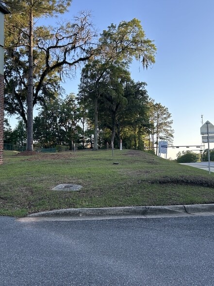 Primary Photo Of 6875 Thomasville Rd, Tallahassee Land For Lease