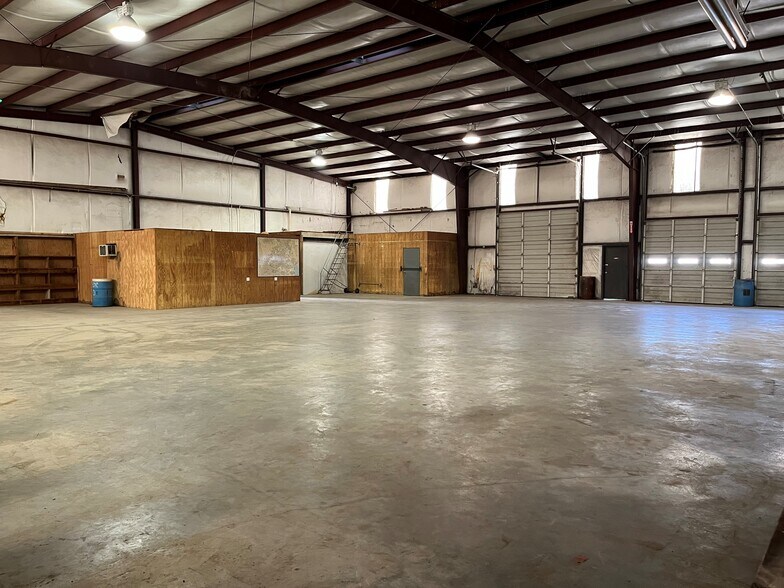More Photos Of 2009 Hatfield Rd, Pearland Warehouse For Lease