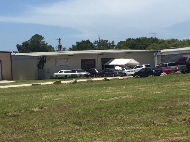 More Photos Of 860 S River Rd, Englewood Warehouse For Lease