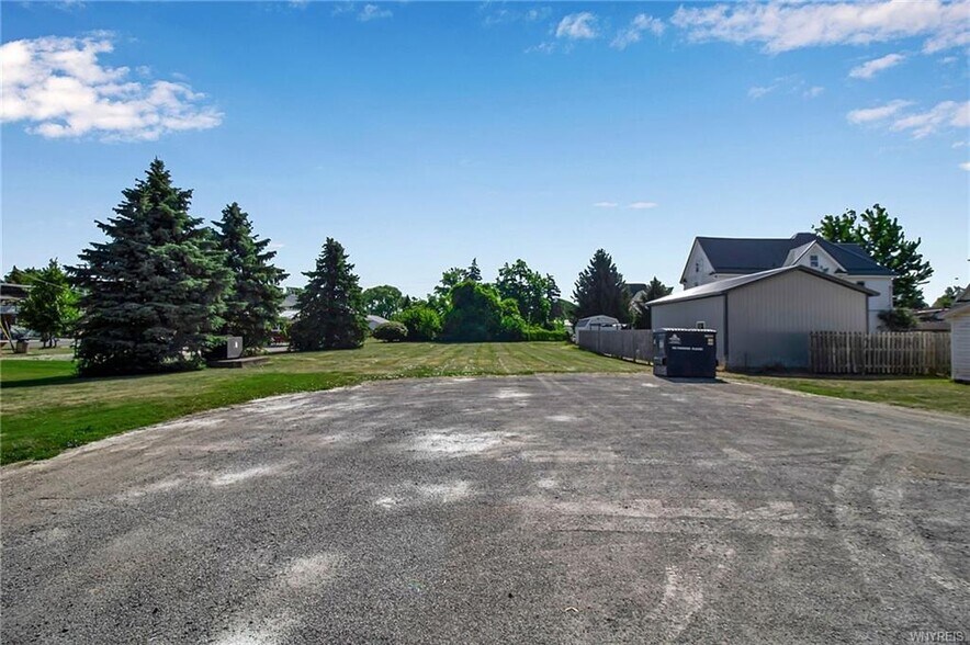 More Photos Of 1693 Quaker Rd, Barker Restaurant For Sale