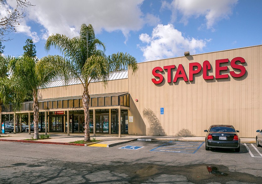 More Photos Of 21825 Erwin St, Woodland Hills Department Store For Sale