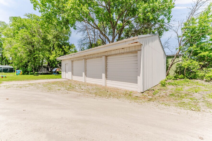 More Photos Of 526 W 11th Ave, Oshkosh Office For Sale