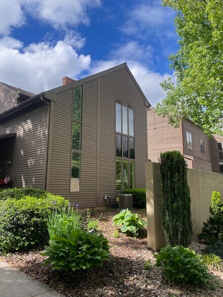 More Photos Of 400 E Main St, Mechanicsburg Office Residential For Sale