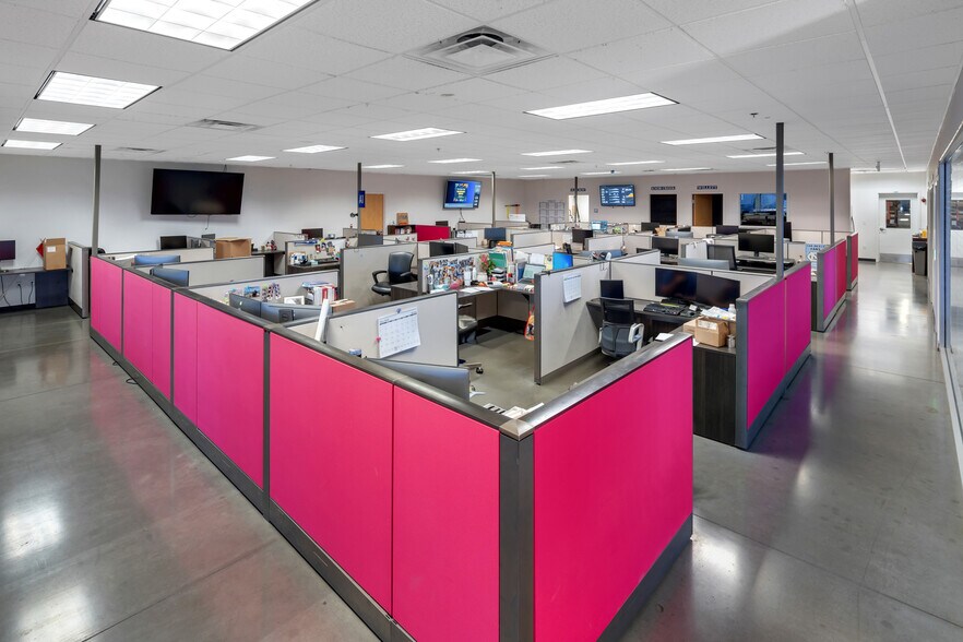 More Photos Of 7865 National Tpke, Louisville Distribution For Lease