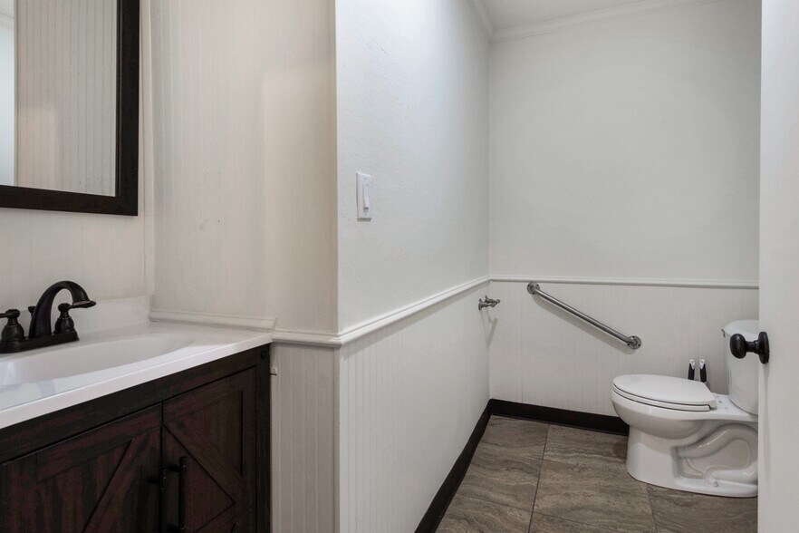 More Photos Of 825 Fairmont Pkwy, Pasadena Office For Sale