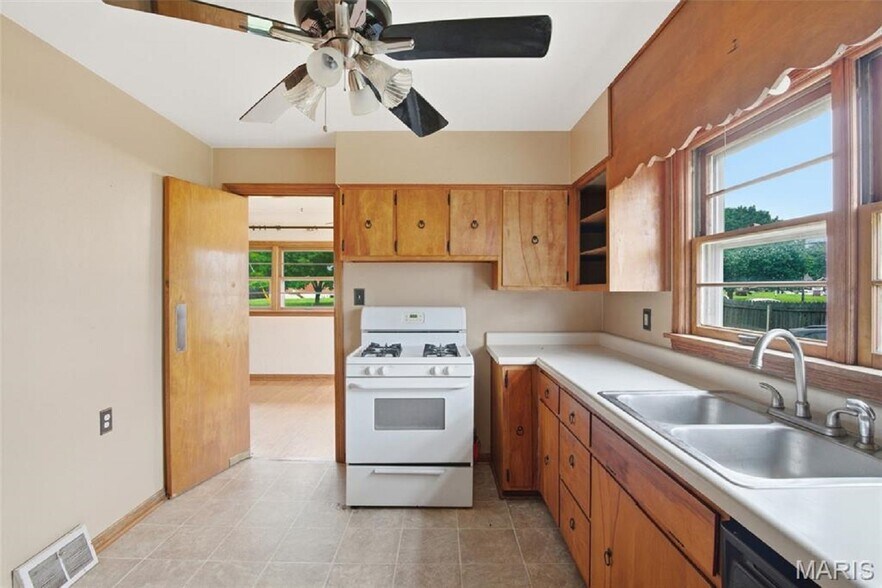 More Photos Of 5912 N Belt W, Belleville Flex For Sale