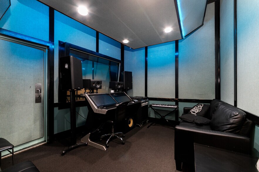 More Photos Of 6900 Melrose Ave, Los Angeles General Retail For Lease