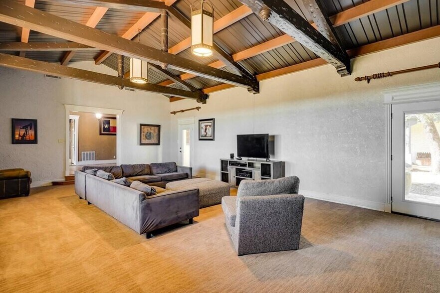 More Photos Of 2070 SW Loop 338, Odessa Specialty For Lease