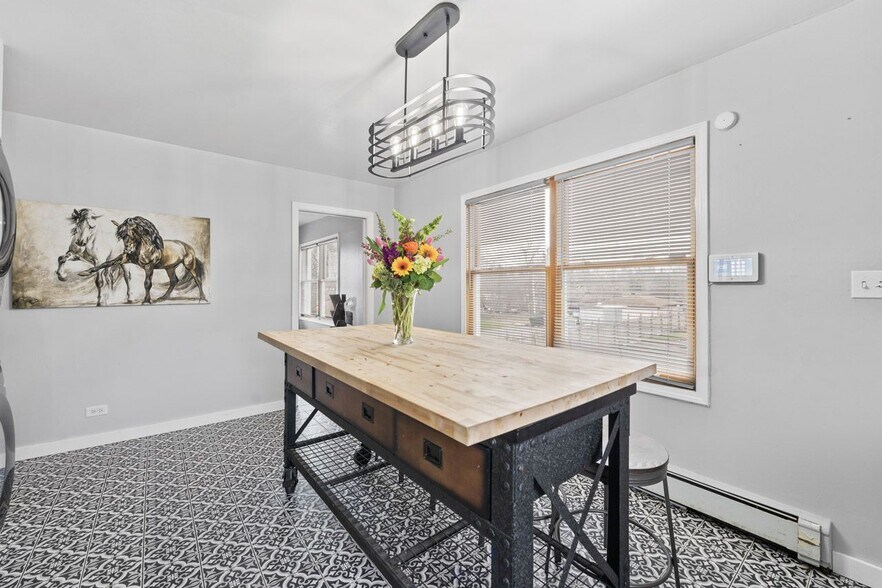 More Photos Of 310 W Irving Park Rd, Wood Dale General Retail For Sale