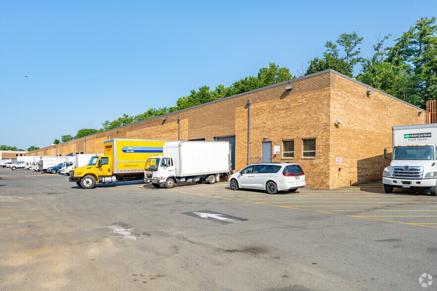 More Photos Of 901-929 S Pickett St, Alexandria Unknown For Lease